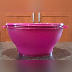 Tupperware 17 1/2 cup Servalier Bowl